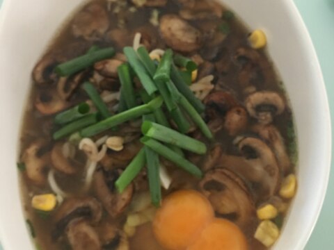 野菜たっぷり卵乗せインスタントラーメン